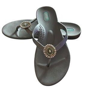 Oka B Gray Bejeweled Medallion Flip Flops Ergonomic Sandals Size 8